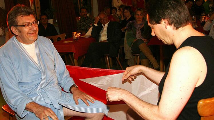 Bezirksrat Wolfgang Hoderlein und der Stadtsteinacher Bürgermeister Roland Wolfrum schlüpften für Loriots legendärem Badewannen-Sketch in die Rollen des Herrn Müller-Lüdenscheidt und des Dr. Klöbner - und in eine "fränkische" Badewanne.