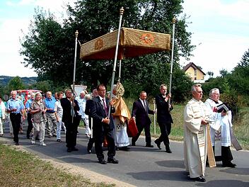 Höhepunkt des Festtags Maria Himmelfahrt ist in Limbach die Prozession zum Gnadenbrünnlein und um die Walfahrtskirche Maria Limbach, bei der Pfarrer Alkuin Mahr das Allerheiligste mit sich trug. Voraus schritten die Pfarrer Ludwig Schuhmann und Otmar Pottler.  Foto: ab