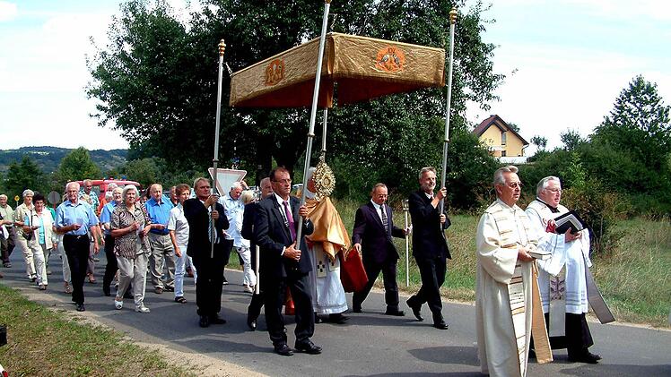 Höhepunkt des Festtags Maria Himmelfahrt ist in Limbach die Prozession zum Gnadenbrünnlein und um die Walfahrtskirche Maria Limbach, bei der Pfarrer Alkuin Mahr das Allerheiligste mit sich trug. Voraus schritten die Pfarrer Ludwig Schuhmann und Otmar Pottler.  Foto: ab