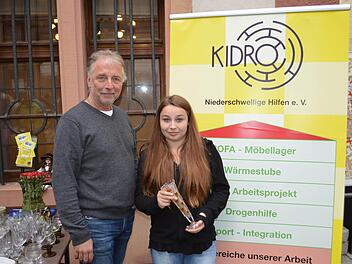 Kidro-Vorsitzender Thomas Heinrich beim Flohmarkt mit Praktikantin Clara Mittmann aus Winkels.  Foto: Schubert