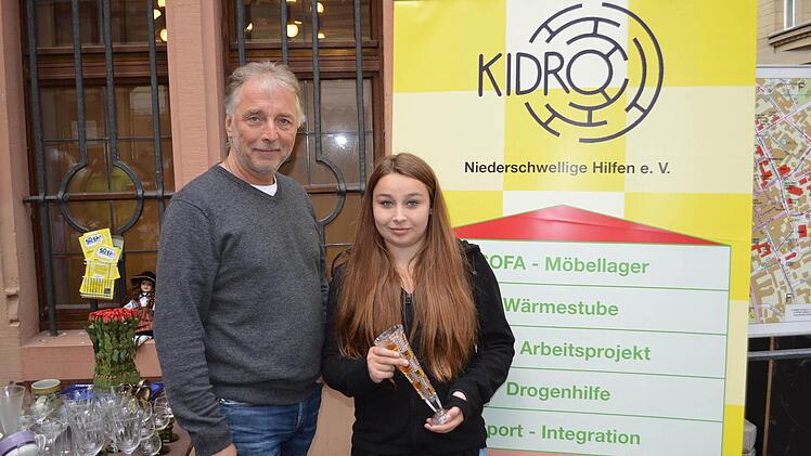 Kidro-Vorsitzender Thomas Heinrich beim Flohmarkt mit Praktikantin Clara Mittmann aus Winkels.  Foto: Schubert
