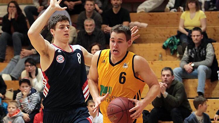Der Güßbacher Christoph Dippold (r.) lässt sich vom Münchner Ivo Garic nicht aufhalten. Foto: sportpress