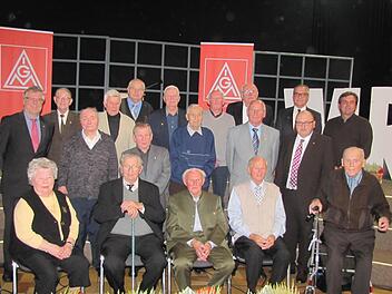 Die Mitglieder, die der IG Metall seit 60 und mehr Jahren angehören, hätten durch ihre Leistung das deutsche Wirtschaftswunder in den Nachkriegsjahren erst möglich gemacht, lobte der Coburger IG-Metall-Bevollmächtigte Jürgen Apfel diese Jubilare. Foto: Martin Koch