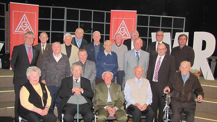 Die Mitglieder, die der IG Metall seit 60 und mehr Jahren angehören, hätten durch ihre Leistung das deutsche Wirtschaftswunder in den Nachkriegsjahren erst möglich gemacht, lobte der Coburger IG-Metall-Bevollmächtigte Jürgen Apfel diese Jubilare. Foto: Martin Koch