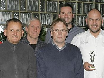 Die erfolgreichsten Spieler (von links): Martin Rink, Ulf Diringer, Präsident Wolfgang Lachmann, Ralf Esper, Sebastian Stastny, Martin Lutz ("Alter Herr des Jahres 2015") und Alexander Gerlich.  Foto: Wolfgang Dietz