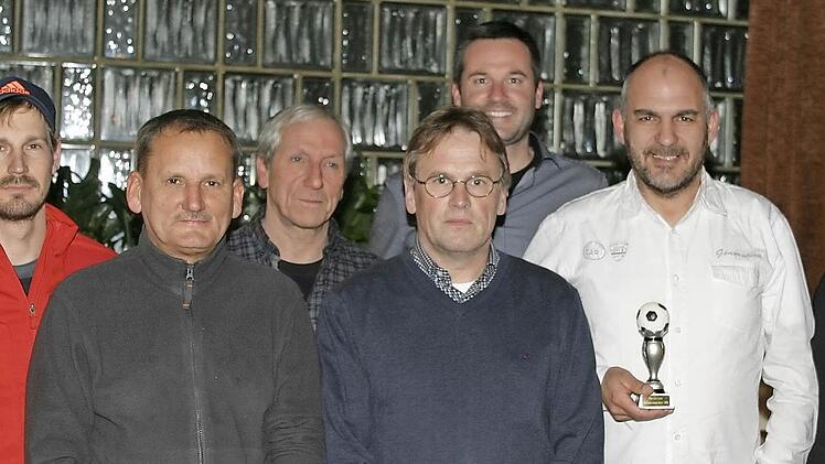 Die erfolgreichsten Spieler (von links): Martin Rink, Ulf Diringer, Präsident Wolfgang Lachmann, Ralf Esper, Sebastian Stastny, Martin Lutz ("Alter Herr des Jahres 2015") und Alexander Gerlich.  Foto: Wolfgang Dietz