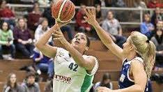 Miranda Cantrell (mit Ball) bestimmte das Geschehen am Brett und punktet hier gegen Vanessa Seemann. Foto: sportpress