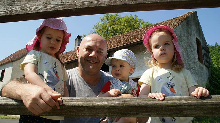 Als Zaungäste mit dabei: die Enkelkinder des letzten Unterschleichacher Wandergesellen Berthold Keller: Die Zwillinge Ilena (rechts) und Alia (links) sowie Erik mit Papa Horst.