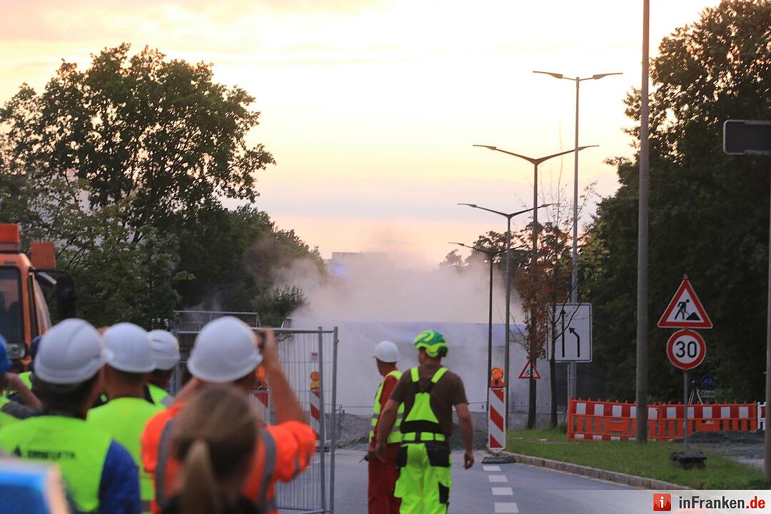 Alte Bahnbruecke am Nordring erfolgreich gesprengt