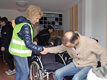 Im Ernstfall sind nicht nur die Pflegekräfte gefragt, sondern auch die Verwaltungsmitarbeiter. Carolin Rink evakuiert einen "Patienten".  Foto: Kathrin Kupka-Hahn