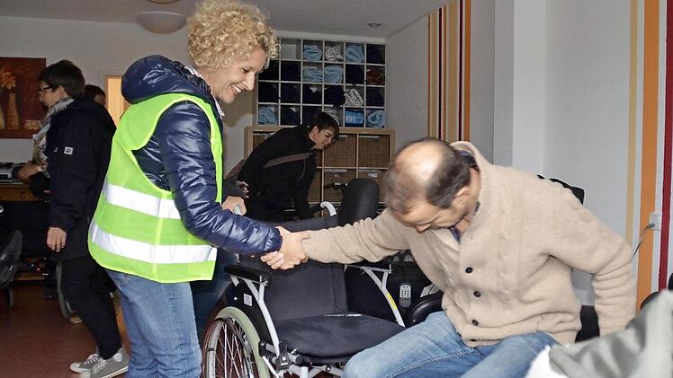Im Ernstfall sind nicht nur die Pflegekräfte gefragt, sondern auch die Verwaltungsmitarbeiter. Carolin Rink evakuiert einen "Patienten".  Foto: Kathrin Kupka-Hahn