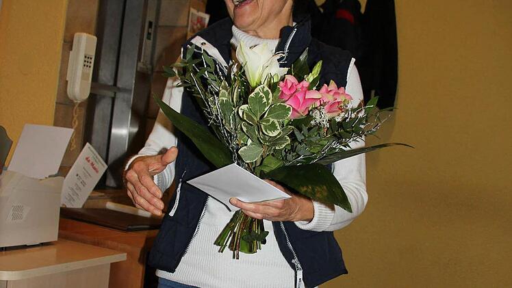 Mit Blumen und Geschenkgutschein wurde die langjährige Kassiererin Hannelore Körner verabschiedet.