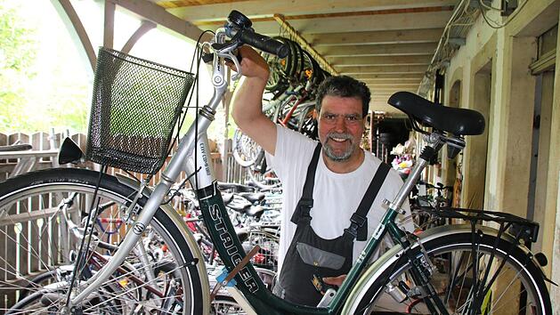 Auch wenn er für unser Foto lacht, ist Stefan Kuhn vom Bad Kissinger Quellenhof alles andere als erfreut über die Behandlung durch die Staatsbad GmbH: Im März wurde ihm die Zusammenarbeit einfach aufgekündigt. Touren gibt es aber trotzdem wieder. Foto: Ralf Ruppert