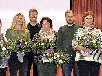 Vorstellung der neuen und Verabschiedung der alten Vorstände mit der Bezirksvorsitzenden Gudrun Brendel-Fischer (links), Kreisvorsitzendem Christian Meißner (Zweiter von links) und Kreisfachberater Michael Stromer (Fünfter von links) Foto: Andreas Welz