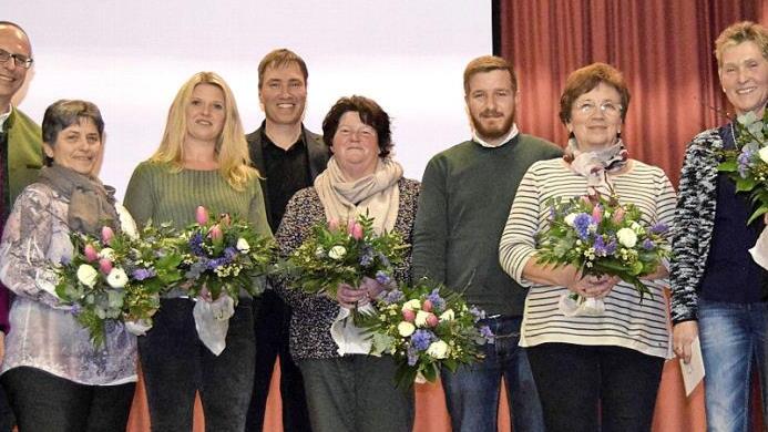 Vorstellung der neuen und Verabschiedung der alten Vorstände mit der Bezirksvorsitzenden Gudrun Brendel-Fischer (links), Kreisvorsitzendem Christian Meißner (Zweiter von links) und Kreisfachberater Michael Stromer (Fünfter von links) Foto: Andreas Welz