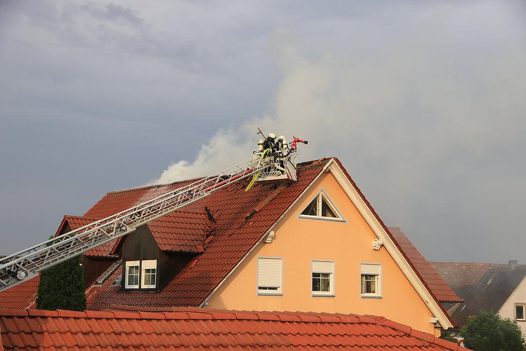 Blitzeinschlag: Dachstuhl geht nach Gewitter in Flammen auf