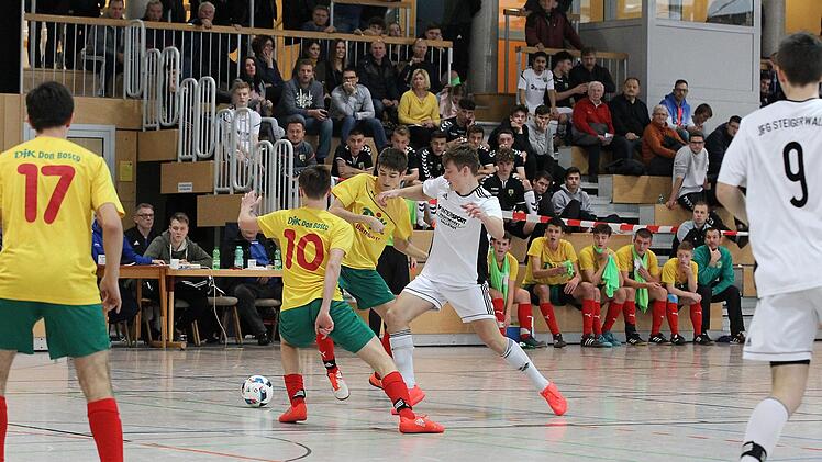 Franz Helmer (r.) erzielte wichtige Tore für die JFG Steigerwald, zum Beispiel im Gruppenspiel gegen die DJK Don Bosco Bamberg. Fotos: sportpress