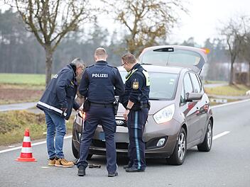 Schwerer Unfall bei Zirndorf: Fu&szlig;g&auml;nger von Auto erfasst - Notarzt im Einsatz
