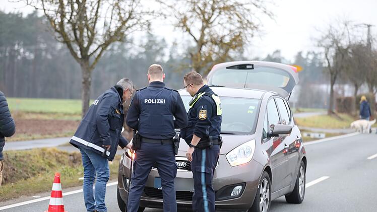 Schwerer Unfall bei Zirndorf: Fu&szlig;g&auml;nger von Auto erfasst - Notarzt im Einsatz