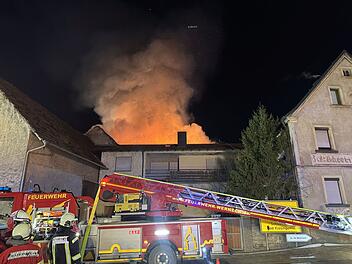 Scheune im Kreis Würzburg brennt lichterloh - Löschwasser sorgt für Rutschpartie auf der B19