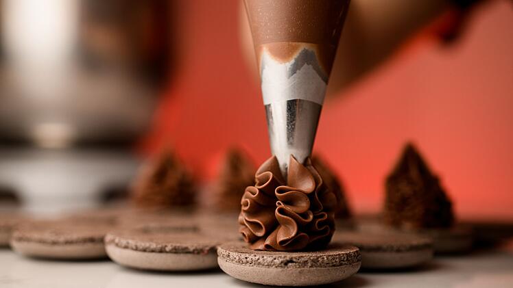 Vom s&uuml;&szlig;en Fach: Als Patissier geh&ouml;rt die Besch&auml;ftigung mit Pralinen und Schoko-Produkten zum allt&auml;glichen Gesch&auml;ft.