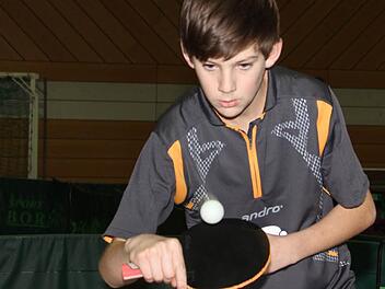 Voller Konzentration auf Zelluloidball und seine Karriere: Bastian Herbert, zwölfjähriges Nachwuchstalent des TV Etwashausen. Foto: Gerd Ludwig