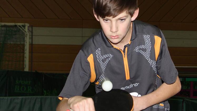 Voller Konzentration auf Zelluloidball und seine Karriere: Bastian Herbert, zwölfjähriges Nachwuchstalent des TV Etwashausen. Foto: Gerd Ludwig