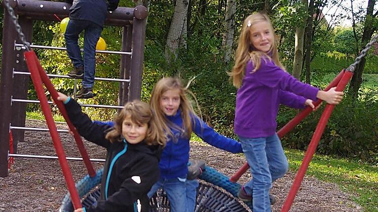 Bei der Einweihung des Spielplatzes (von links): Marie, Gina und Sophie auf der Nestschaukel. Das Konzept einer Parkanlage in Verbindung mit dem angrenzenden Spielplatz ging 2011 aus dem landesweiten Wettbewerb "Grüne Begegnungs- und Erlebnis(t)räume Burggrub als Kreissieger hervor.