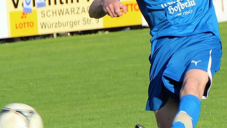 Über das Bein des Sulzfelders Sven Michel, aber auch über das Tor schießt Manuel Örtel (TSV Oberpleichfeld).