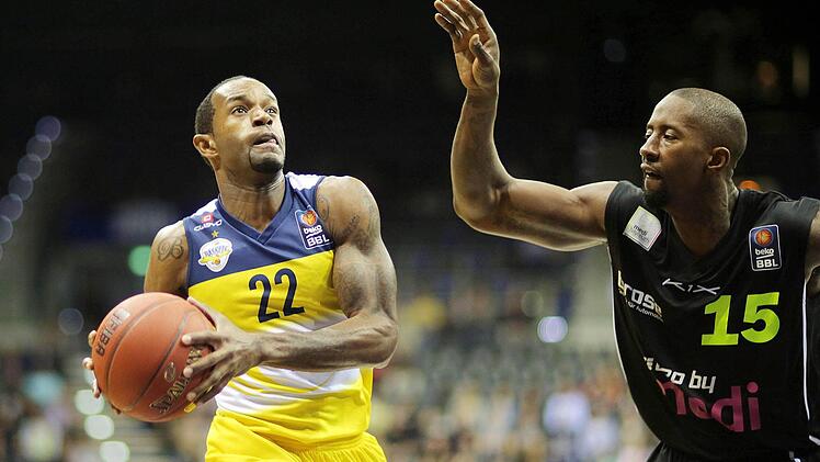 Julius Jenkins (links) gegen den Bayreuther Brandon Bowman.