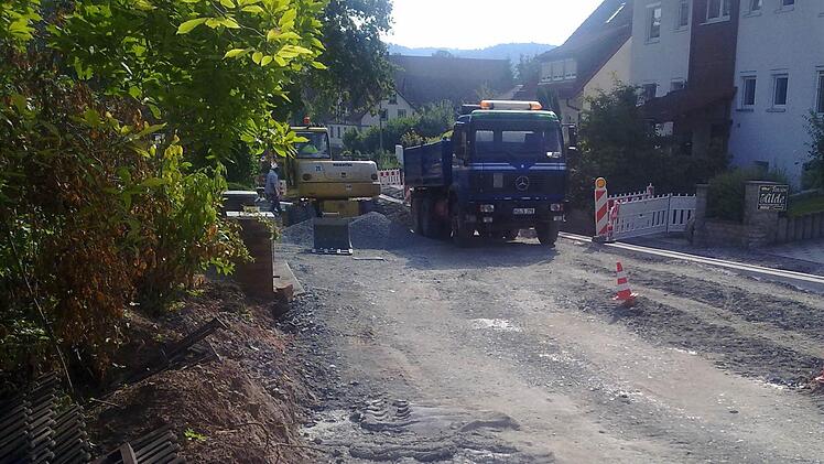 Die Anlieger haben die Abrechnungsbescheide für den Vollausbau der Mangersreuther Straße erhalten. Foto: privat