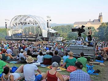 Vor der Kulisse des Klosters Banz ist die Bühne aufgebaut. Das Bayerische Fernsehen zeichnet die "Songs" auf. Fotos: Matthias Einwag