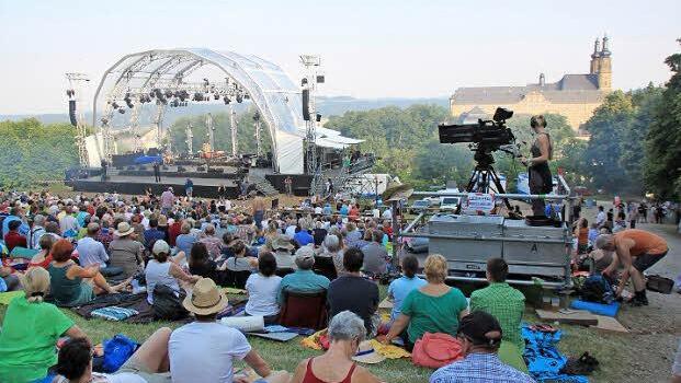 Vor der Kulisse des Klosters Banz ist die Bühne aufgebaut. Das Bayerische Fernsehen zeichnet die "Songs" auf. Fotos: Matthias Einwag