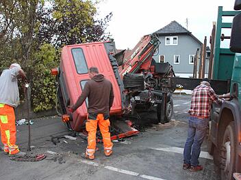 "Kopflos" war dieser Laster einer Baufirma aus Bad Königshofen nach dem Zusammenstoß in Maroldsweisach. Foto: Ralf Kestel