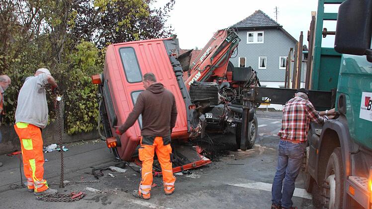 "Kopflos" war dieser Laster einer Baufirma aus Bad Königshofen nach dem Zusammenstoß in Maroldsweisach. Foto: Ralf Kestel