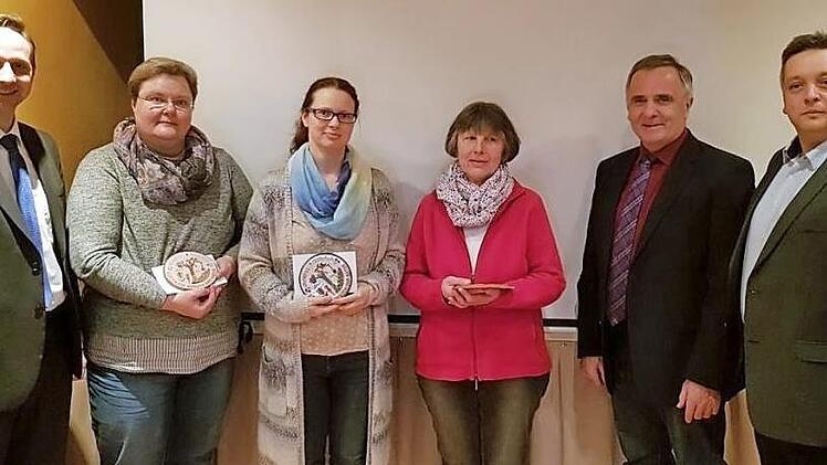 Bürgermeister Robert Bosch, Petra Müller, Ina Lehle, Irmgard Wolf, Kreisvorsitzender Günter Reif und Vorsitzender Gerhard Albert nach der Ehrung Foto: privat