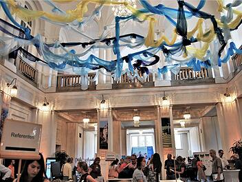 Mit bunten, luftigen Bändern war das Foyer des Regentenbaues abgehängt.Sigismund von Dobschütz