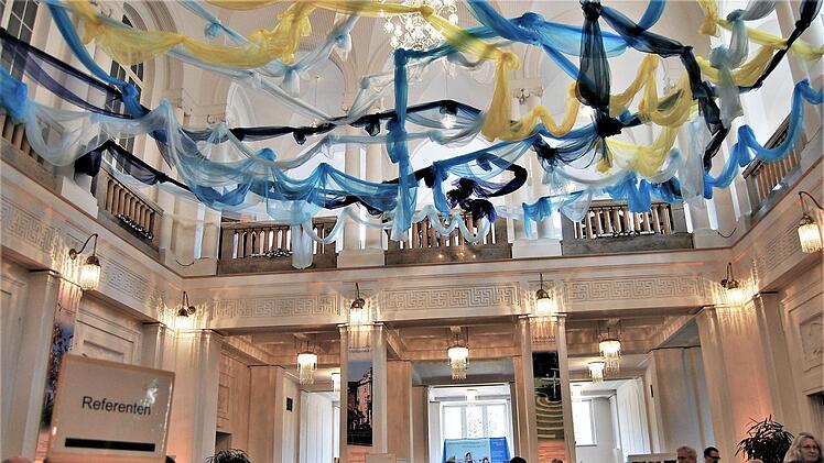 Mit bunten, luftigen Bändern war das Foyer des Regentenbaues abgehängt.Sigismund von Dobschütz