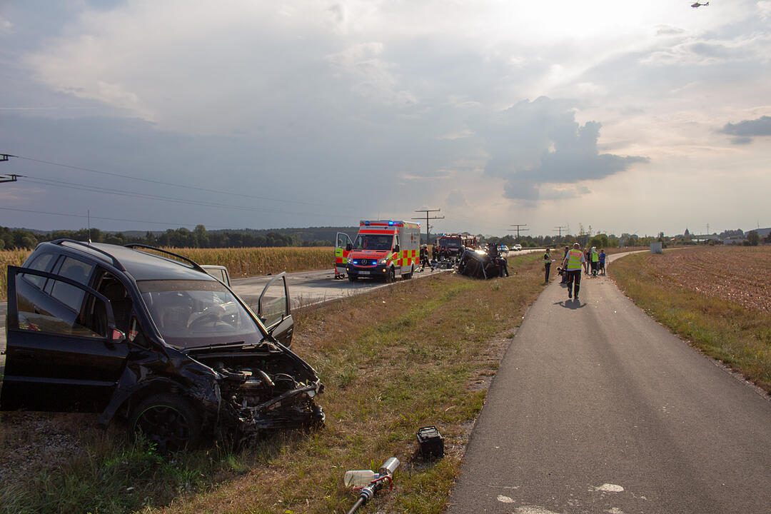 Nach Frontalcrash mit drei Autos: Ein Fahrzeug landet im Maisfeld