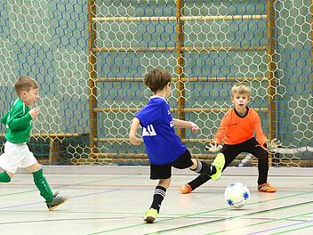 Die G-Junioren des VfB (blau)  besiegten den VfR Katschenreuth mit 3:1. Foto: Monika Limmer