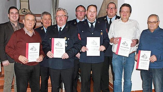 Bei der Hauptversammlung w&uuml;rdigte der Feuerwehrverein Autenhausen langj&auml;hrige Mitglieder (von links): B&uuml;rgermeister Maximilian Neeb, Herbert Eisentraut, Kreisbrandrat Manfred Lorenz, Vorsitzender Heinrich Paul, Kommandant Marco Heinlein, Roland Heinlein, Kreisbrandmeister Johannes Kempinski, Thomas Leutheu&szlig;er und Gerhard Och.  Foto: Carsten H&ouml;llein