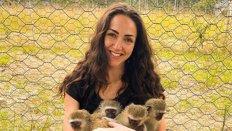 Michi Schreiber zeigt sich im Jahr 2022 im Norden S&uuml;dafrikas im Rettungsprojekt f&uuml;r Meerkatzen.
