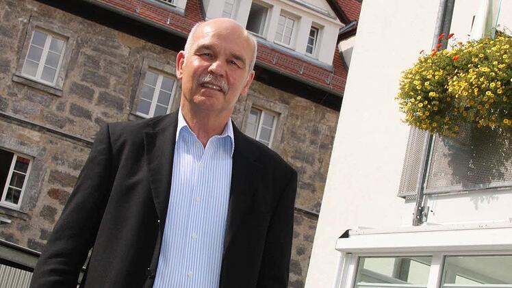 Heinz Schwab vor seinem ersten und wohl eindrucksvollsten Sanierungsobjekt, dem Krottental, wo sich Neu und Alt (hinten das Salzmagazin) vereinen.  Foto: Andreas Oswald