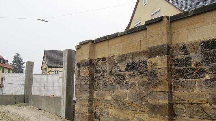 Die alte Stadtmauer wurde aufgestockt, wie an den hellen Steinen zu sehen ist.