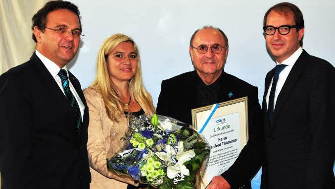 Mit der goldenen Ehrenraute der CSU wurde der langjährige Pegnitzer Bürgermeister Manfred Thümmler (Zweiter von rechts) geehrt. Mit im Bild: der CSU-Bezirksvorsitzende und frühere Bundesminister Hans-Peter Friedrich, die bayerische Gesundheitsministerin Melanie Huml (von links) sowie Bundesverkehrsminister Alexander Dobrindt (rechts).