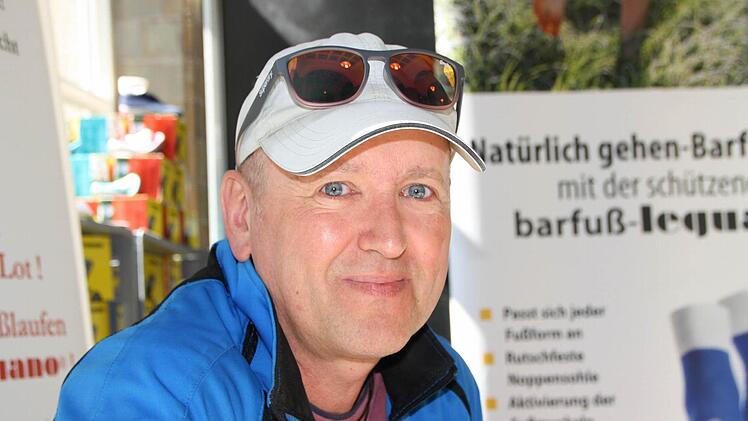 Zu den regelmäßigen Besuchern auf den Gesundheitstagen gehört Klaus Henke. Der Physiotherapeut nutzt die Möglichkeit, um sich gezielt zu informieren: "Ich schaue, was es so Neues gibt", sagt er und schaut sich unter anderem beim Leguano-Barfußladen um. Gehört hatte er davon bislang noch nichts, obwohl es das Angebot auch in der Fußgängerzone gibt. Sein Fazit: "Hört sich interessant an." Foto: Ralf Ruppert