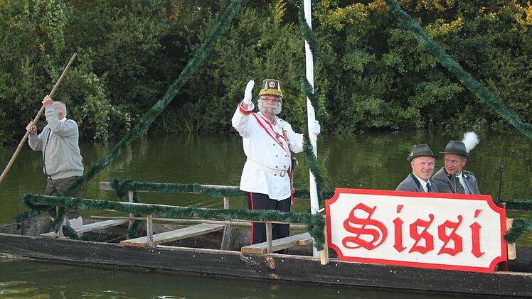 Huldvoll winkend wurde der Kaiser über den See im Kurpark gestakt - mit vielen Statisten und viel Charme.