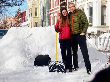 In dieses Schneehaus sollen sechs Personen und ein Hund passen. Johannes Friedrich und Anna Spiller haben ein Iglu vor ihrer Haustüre in Washington errichtet. Foto: privat/Friedrich