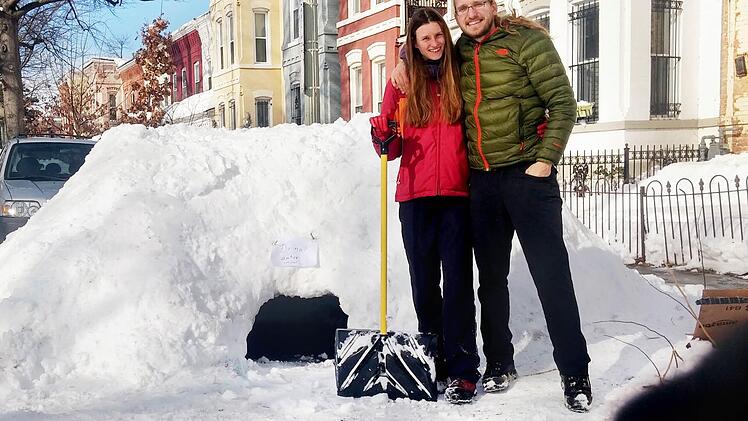 In dieses Schneehaus sollen sechs Personen und ein Hund passen. Johannes Friedrich und Anna Spiller haben ein Iglu vor ihrer Haustüre in Washington errichtet. Foto: privat/Friedrich