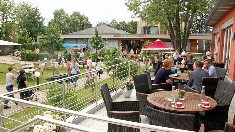 Auf der Cafeteria-Terrasse des Pflegezentrums kann man die Sonne und eine Tasse Kaffee genießen.